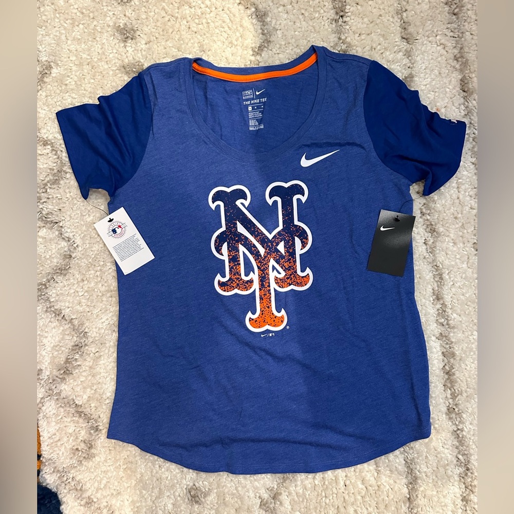 The NIKE Tee METS Women’s scoop neck T-Shirt